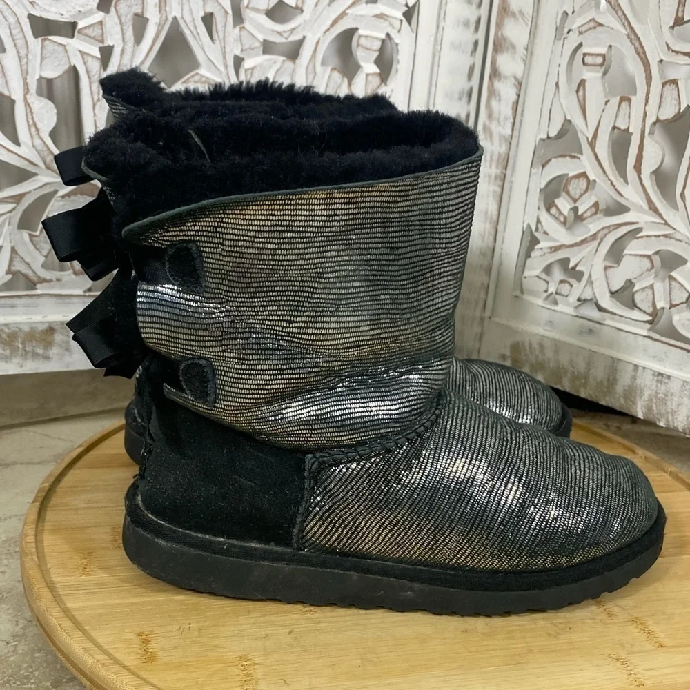 UGG Bailey Bow Lizard Black & Silver Women’s Size 6/ EU 36 Short Boots